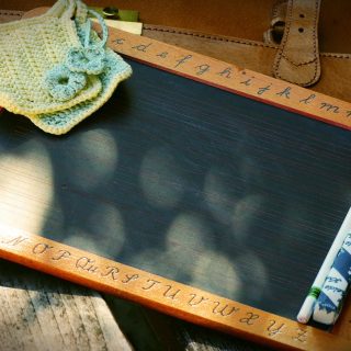 编辑部主笔在书桌前核对虚拟邮箱服务条款与域名信誉资料，暖色台灯光线下的专注工作场景